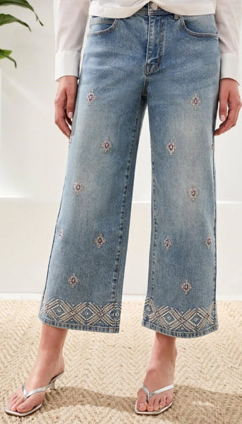 Audrey Hugging Wide Crop With Embroidered Finish