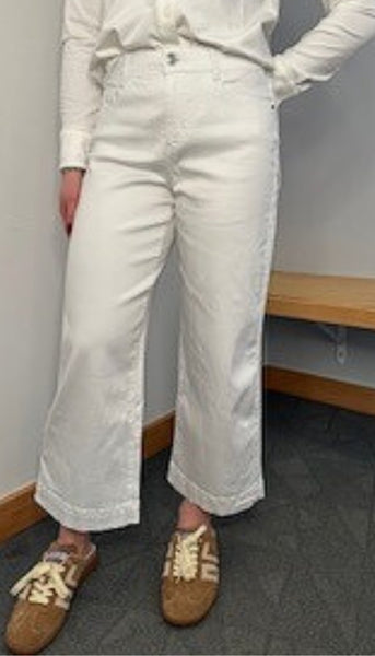 Audrey Hugging Wide Crop