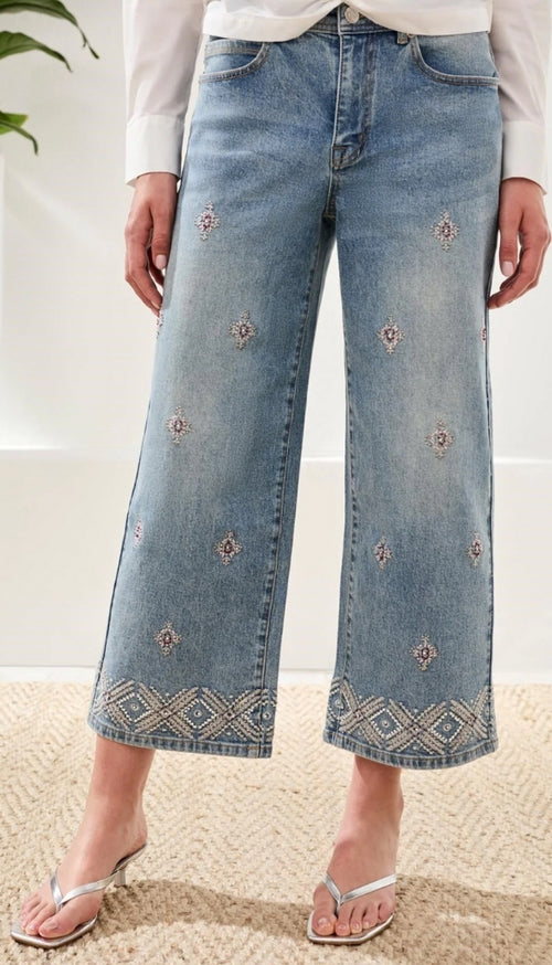 Audrey Hugging Wide Crop With Embroidered Finish