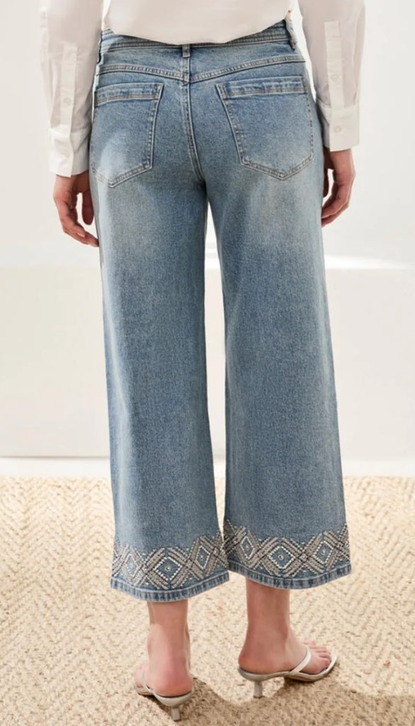 Audrey Hugging Wide Crop With Embroidered Finish