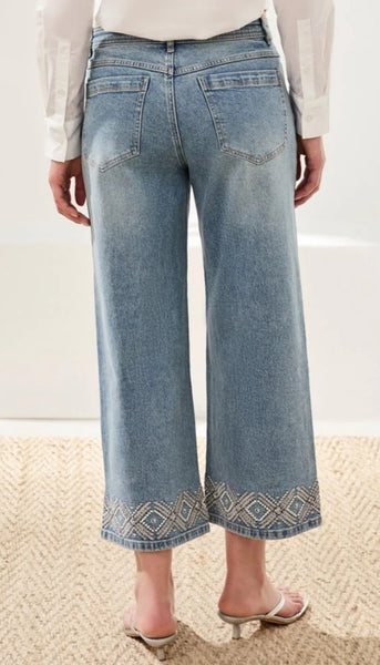 Audrey Hugging Wide Crop With Embroidered Finish