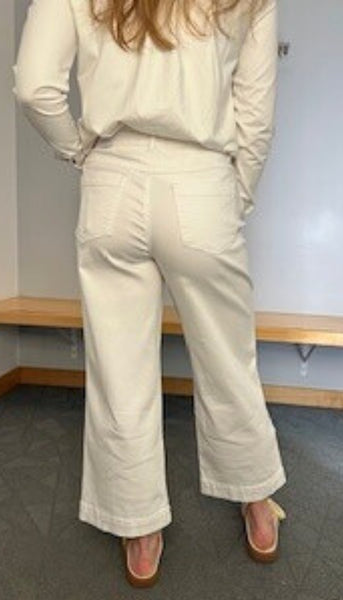 Audrey Hugging Wide Crop