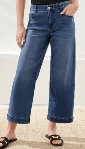 Audrey Hugging Wide Crop